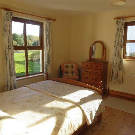 Σπίτι διακοπών Farm In Village On A Farm Beside Connemara National Park