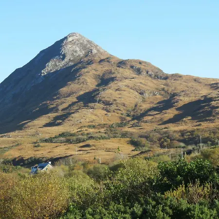 Farm In Village On A Farm Beside Connemara National Park Casa de Férias *